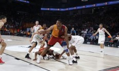 阿扎伦卡连续七场比赛得分超过关键助攻，拜仁挑战极限！